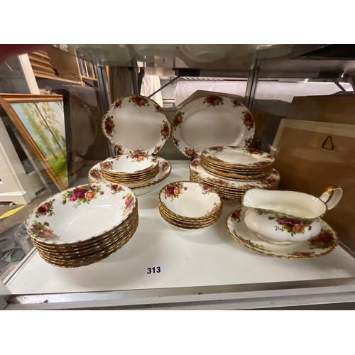 313 - ROYAL ALBERT OLD COUNTRY ROSES TABLE SERVICE