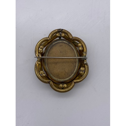 572 - VICTORIAN GILT METAL CARVED SWIVEL CAMEO BROOCH AND A JET CAMEO BROOCH