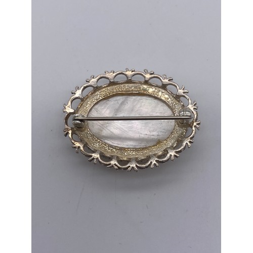 573 - SILVER MOUNTED POLISHED AGATE BROOCH AND SILVER MOTHER OF PEARL BROOCH