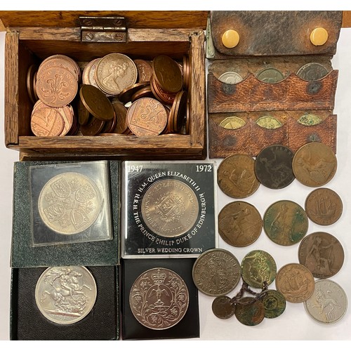 581 - SMALL CARVED WOODEN CASKET OF PRE DECIMAL GB COINS AND FESTIVAL OF BRITAIN 1951 COIN AND OTHER COINS