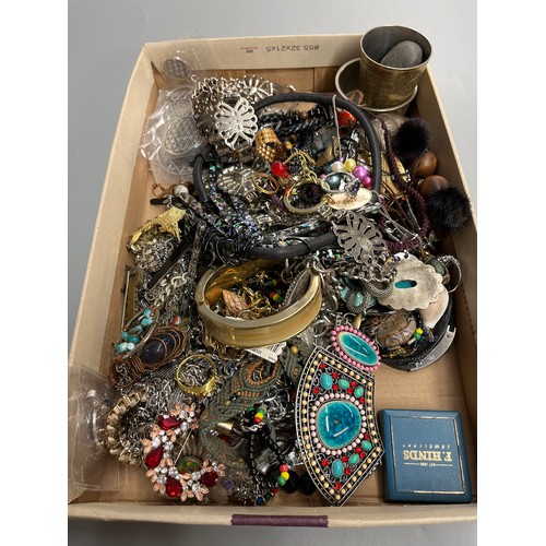 560 - TRAY OF COSTUME JEWELLERY - BANGLES, BROOCHES, AND PENDANT CHARMS