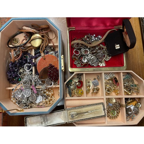 559 - JEWELLERY BOX OF MISCELLANEOUS COSTUME JEWELLERY