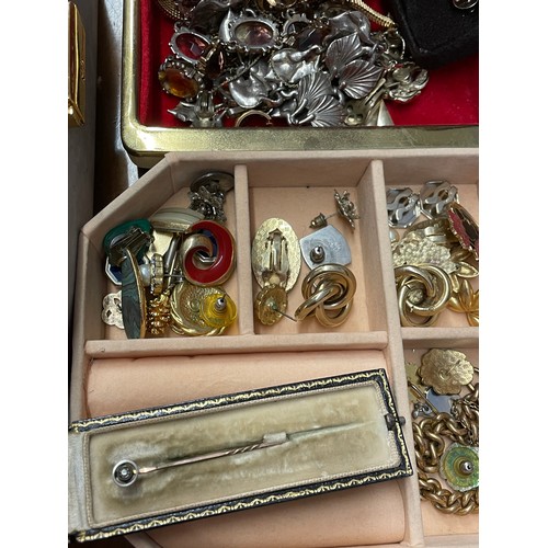 559 - JEWELLERY BOX OF MISCELLANEOUS COSTUME JEWELLERY