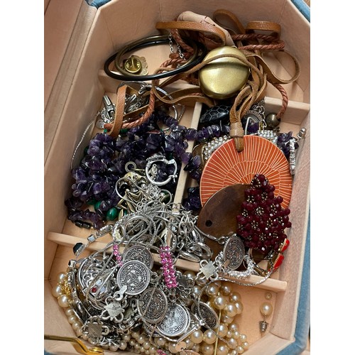 559 - JEWELLERY BOX OF MISCELLANEOUS COSTUME JEWELLERY