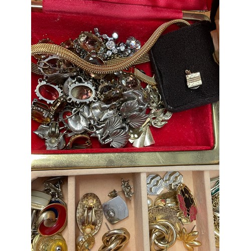 559 - JEWELLERY BOX OF MISCELLANEOUS COSTUME JEWELLERY