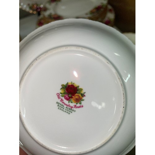 313 - ROYAL ALBERT OLD COUNTRY ROSES TABLE SERVICE