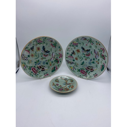 503 - CHINESE EXPORT FAMILLE ROSE PLATES PAINTED WITH BUTTERFLIES AND A SMALLER SAUCER DISH