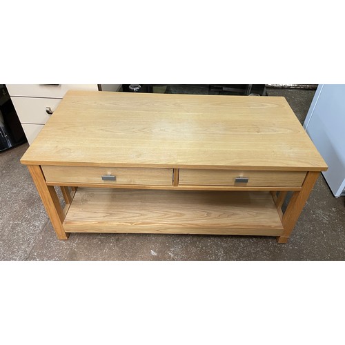 69 - LIGHT WOOD COFFEE TABLE FITTED WITH DRAWERS