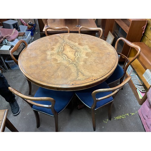 174 - VICTORIAN WALNUT PEDESTAL TABLE THE CIRCULAR TOP WITH QUARTER VENEERS, AND WITH SIX VICTORIAN KIDNEY... 