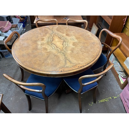 174 - VICTORIAN WALNUT PEDESTAL TABLE THE CIRCULAR TOP WITH QUARTER VENEERS, AND WITH SIX VICTORIAN KIDNEY... 