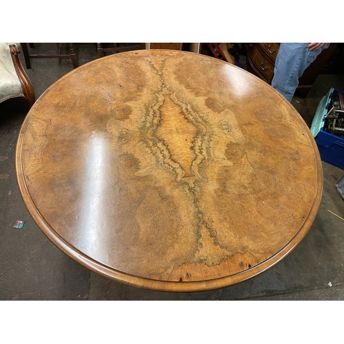 174 - VICTORIAN WALNUT PEDESTAL TABLE THE CIRCULAR TOP WITH QUARTER VENEERS, AND WITH SIX VICTORIAN KIDNEY... 