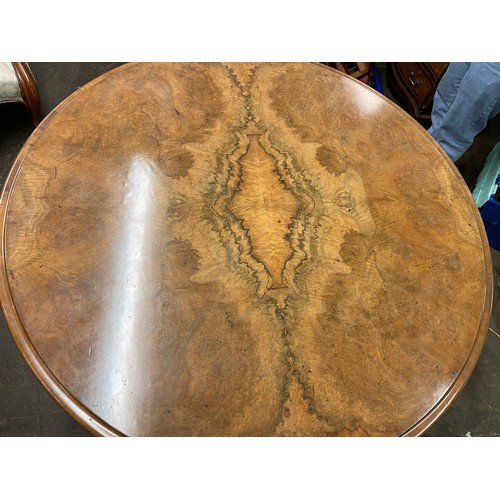 174 - VICTORIAN WALNUT PEDESTAL TABLE THE CIRCULAR TOP WITH QUARTER VENEERS, AND WITH SIX VICTORIAN KIDNEY... 