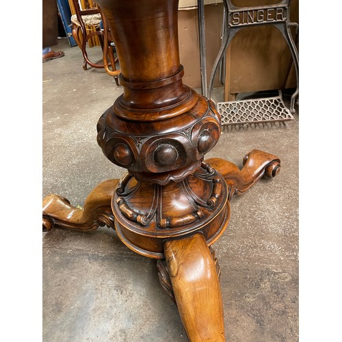 174 - VICTORIAN WALNUT PEDESTAL TABLE THE CIRCULAR TOP WITH QUARTER VENEERS, AND WITH SIX VICTORIAN KIDNEY... 