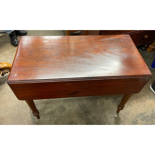 134 - VICTORIAN MAHOGANY 19TH CENTURY PEMBROKE TABLE WITH FITTED DRAWER