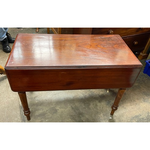 134 - VICTORIAN MAHOGANY 19TH CENTURY PEMBROKE TABLE WITH FITTED DRAWER