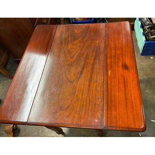 134 - VICTORIAN MAHOGANY 19TH CENTURY PEMBROKE TABLE WITH FITTED DRAWER