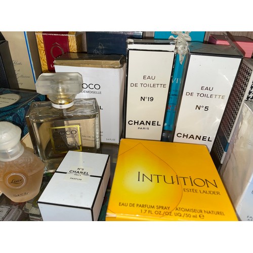 417 - SHELF OF LADIES PERFUMES AND FRAGRANCES INC. CHANEL, CHRISTIAN DIOR AND ESTEE LAUDER