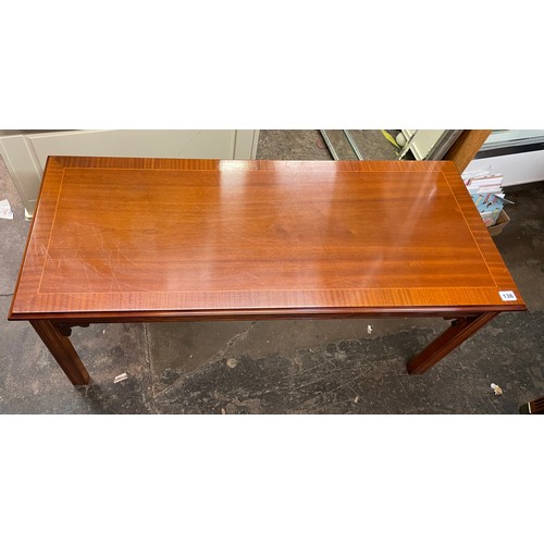 136 - REPRODUCTION MAHOGANY CROSS BANDED RECTANGULAR COFFEE TABLE IN THE GEORGIAN STYLE