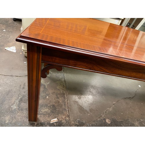 136 - REPRODUCTION MAHOGANY CROSS BANDED RECTANGULAR COFFEE TABLE IN THE GEORGIAN STYLE