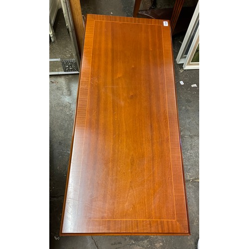 136 - REPRODUCTION MAHOGANY CROSS BANDED RECTANGULAR COFFEE TABLE IN THE GEORGIAN STYLE