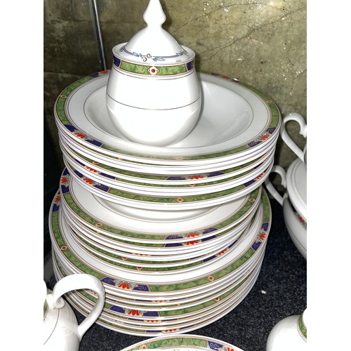 265 - CROWN CHESTER FINE BONE CHINA TABLE SERVICE