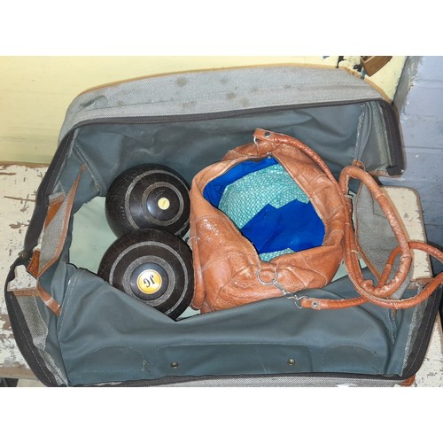 373 - NYLON CARRY BAG OF LIGNUM VITAE BOWLS