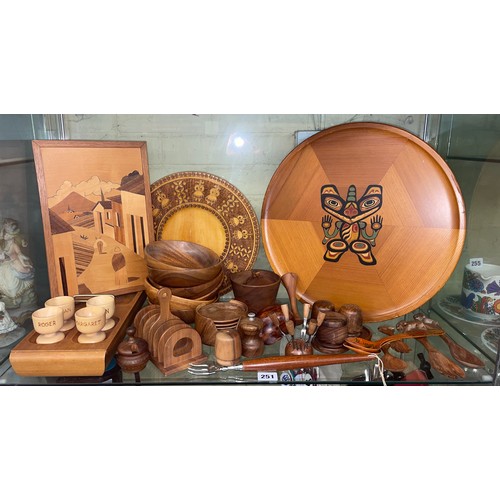 251 - SHELF OF VARIOUS TREEN BOWLS, TOAST RACK AND EGG CUPS