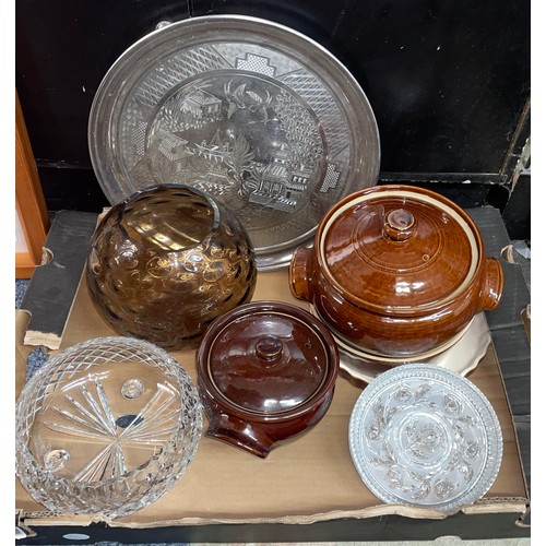 591 - CARTON CONTAINING GLOBULAR GLASS BOWLS, WILLOW PATTERNED SERVING TRAY AND TREACLE GLAZED STONEWARE