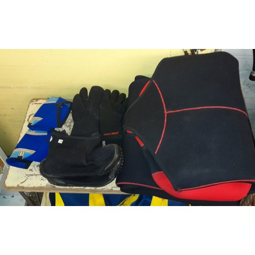 199 - NYLON BAG WITH DIVERS WETSUIT AND ACCESSORIES