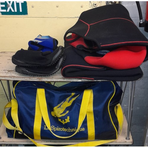 199 - NYLON BAG WITH DIVERS WETSUIT AND ACCESSORIES