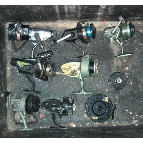 231 - FISHING TACKLE SEAT BOX CONTAINING VARIOUS FIXED SPOOL REELS, CENTRE PIN REEL, AND OTHER BOXES