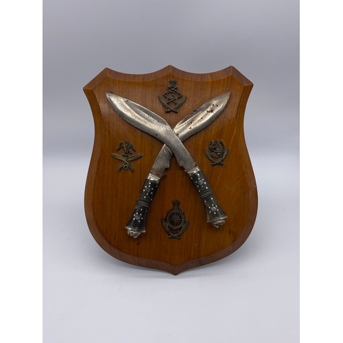 496 - GURKHA CROSS KUKRI AND INSIGNIA EASEL BACK SHIELD