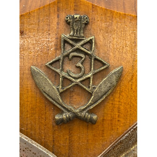 496 - GURKHA CROSS KUKRI AND INSIGNIA EASEL BACK SHIELD