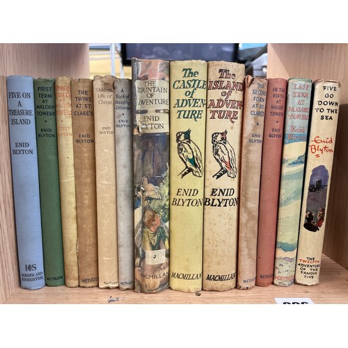 226 - PIGEON HOLE OF ENID BLYTON NOVELS