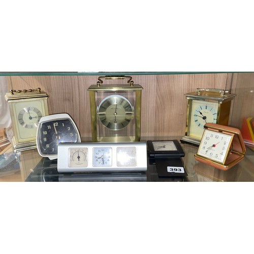 393 - SHELF OF QUARTZ CARRIAGE STYLE AND TRAVELLING ALARM CLOCKS