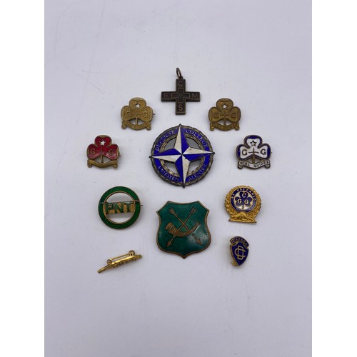 444 - BAG OF ENAMEL GIRL GUIDE LAPEL BADGES AND OTHERS