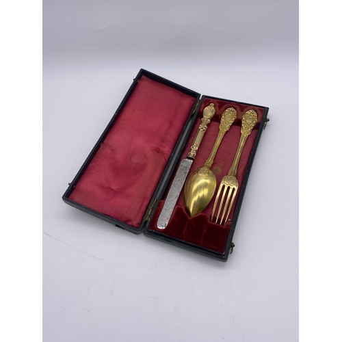 552 - CASED SILVER GILT THREE PIECE FLATWARE SET