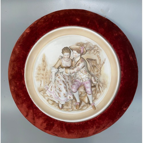 592 - BLUSH PAINTED CERAMIC COUPLE WALL PLAQUE IN ROUNDEL FRAME