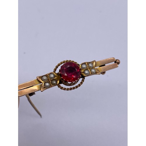 557 - 9CT ROSE GOLD RED GLASS AND SEED PEARL BAR BROOCH 2.8G APPROX