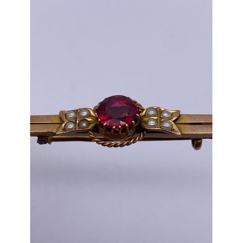 557 - 9CT ROSE GOLD RED GLASS AND SEED PEARL BAR BROOCH 2.8G APPROX