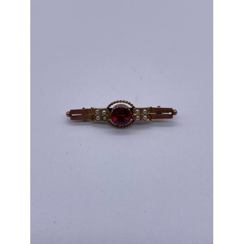 557 - 9CT ROSE GOLD RED GLASS AND SEED PEARL BAR BROOCH 2.8G APPROX