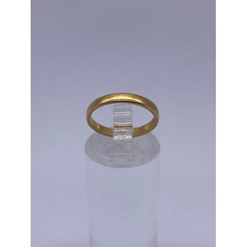 568 - 18CT GOLD WEDDING BAND 1.7G APPROX