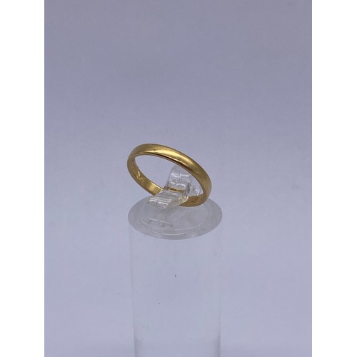 568 - 18CT GOLD WEDDING BAND 1.7G APPROX