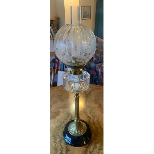 412 - VICTORIAN BRASS FLUTED OIL LAMP WITH CLEAR PANELLED RESERVOIR AND ETCHED GLOBULAR SHADE