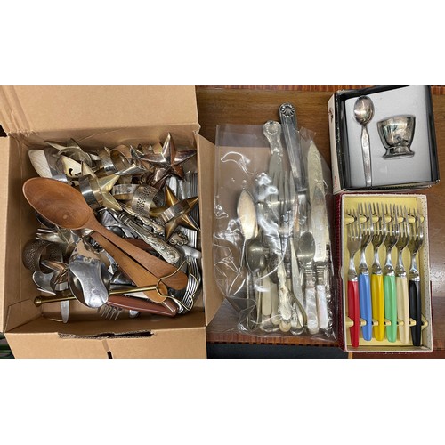 535 - BOX OF MISCELLANEOUS FLATWARE AND DECORATIVE STAR NAPKIN RINGS, EGGCUP AND SPOON AND OTHER CUTLERY