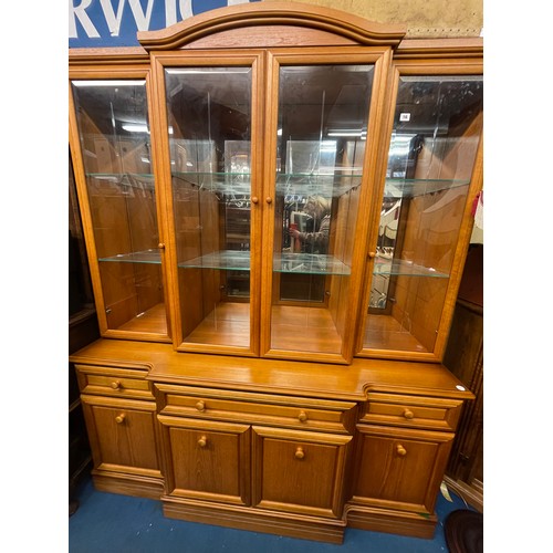 16 - GOOD QUALITY LIGHT TEAK BREAKFRONT ARCHED GLAZED VITRINE CABINET