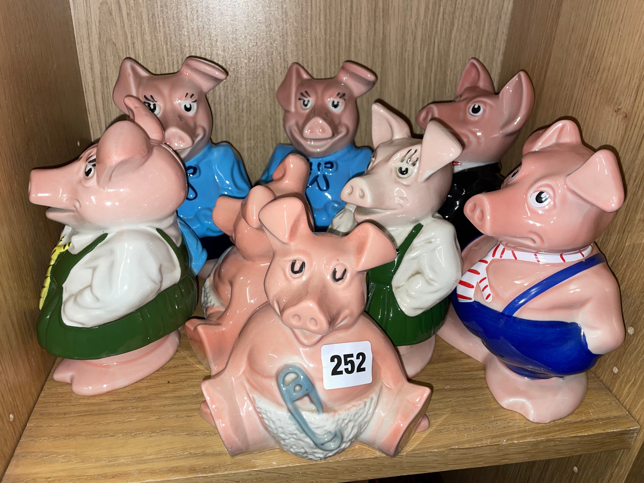 SELECTION OF WADE NATWEST PIG MONEY BANKS