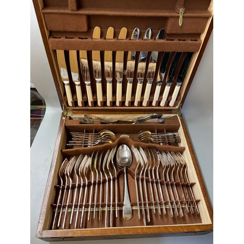 663 - OAK CANTEEN BOX OF SHEFFIELD PLATED CUTLERY