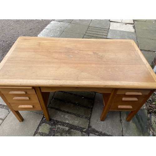 84 - MID 20TH CENTURY LIGHT OAK TWIN PEDESTAL SEVEN DRAWER DESK