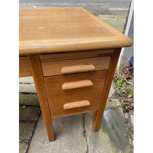 84 - MID 20TH CENTURY LIGHT OAK TWIN PEDESTAL SEVEN DRAWER DESK